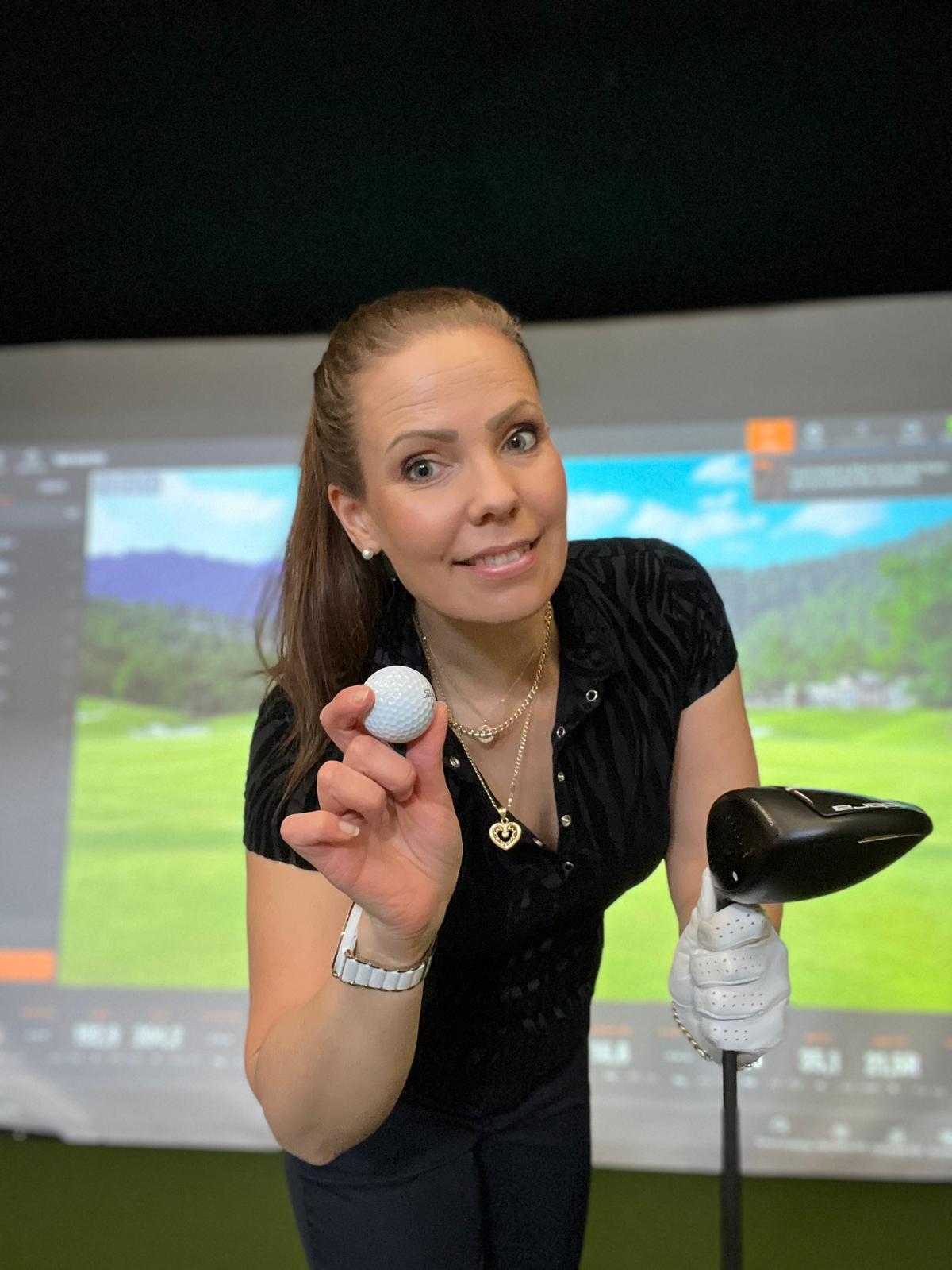 Rosa Svahn golfsimulaattorissa